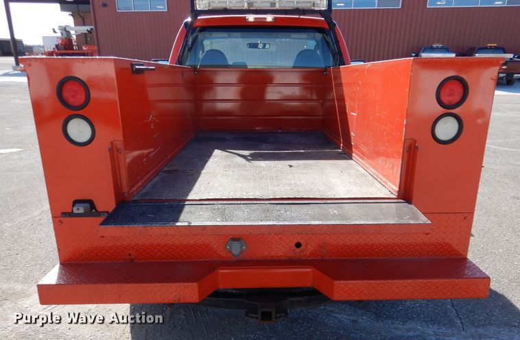 image for item IE9688 2008 Ford F250 Super Duty XL  utility bed pickup truck