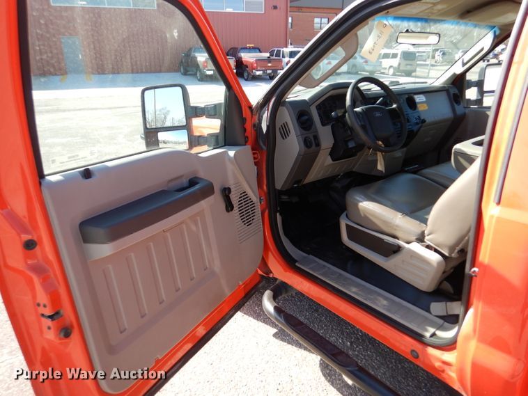 image for item IE9688 2008 Ford F250 Super Duty XL  utility bed pickup truck