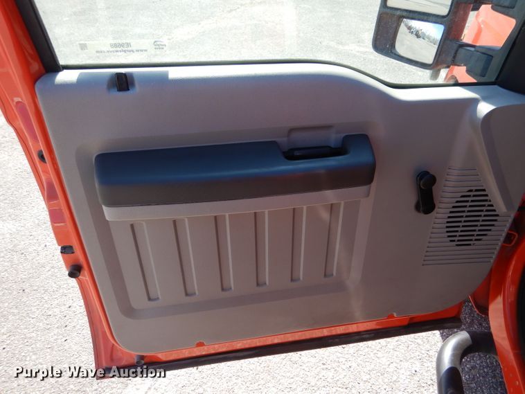 image for item IE9688 2008 Ford F250 Super Duty XL  utility bed pickup truck