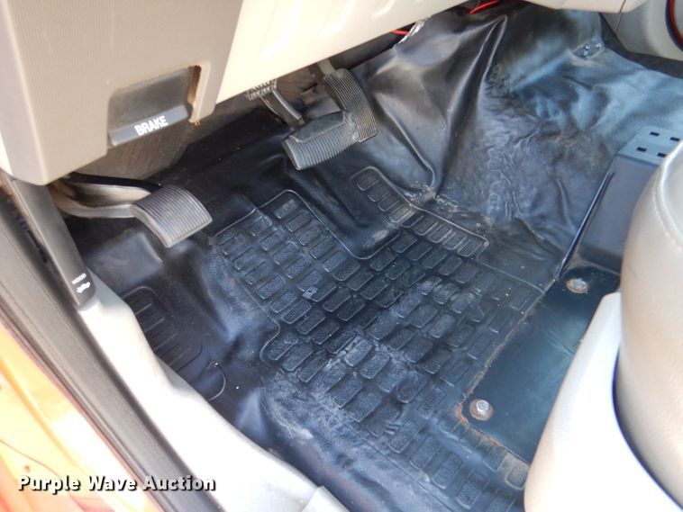 image for item IE9688 2008 Ford F250 Super Duty XL  utility bed pickup truck