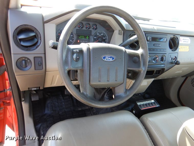 image for item IE9688 2008 Ford F250 Super Duty XL  utility bed pickup truck