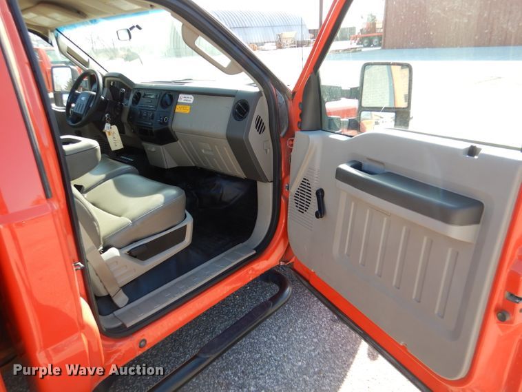 image for item IE9688 2008 Ford F250 Super Duty XL  utility bed pickup truck