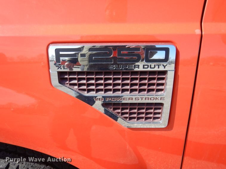 image for item IE9688 2008 Ford F250 Super Duty XL  utility bed pickup truck