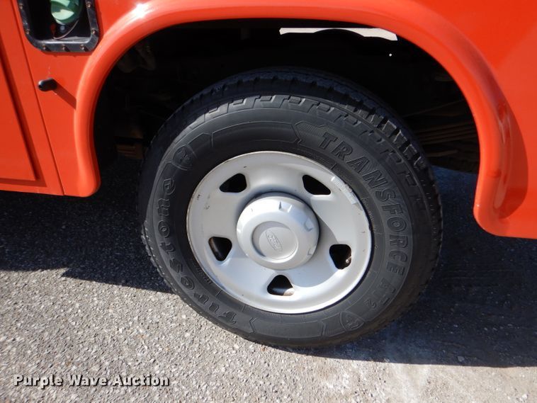 image for item IE9688 2008 Ford F250 Super Duty XL  utility bed pickup truck