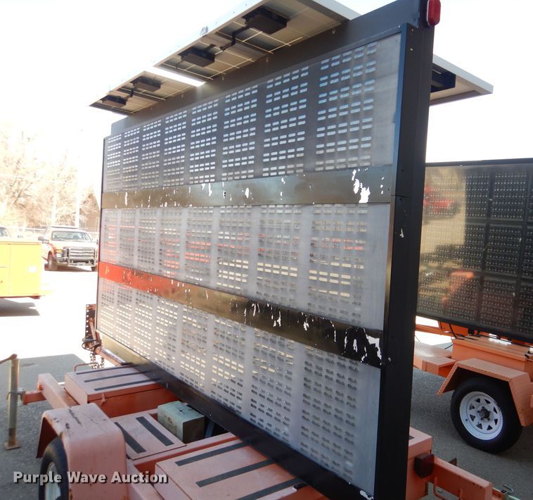 image for item IE9692 2005 American Signal CMS-T331  message board trailer