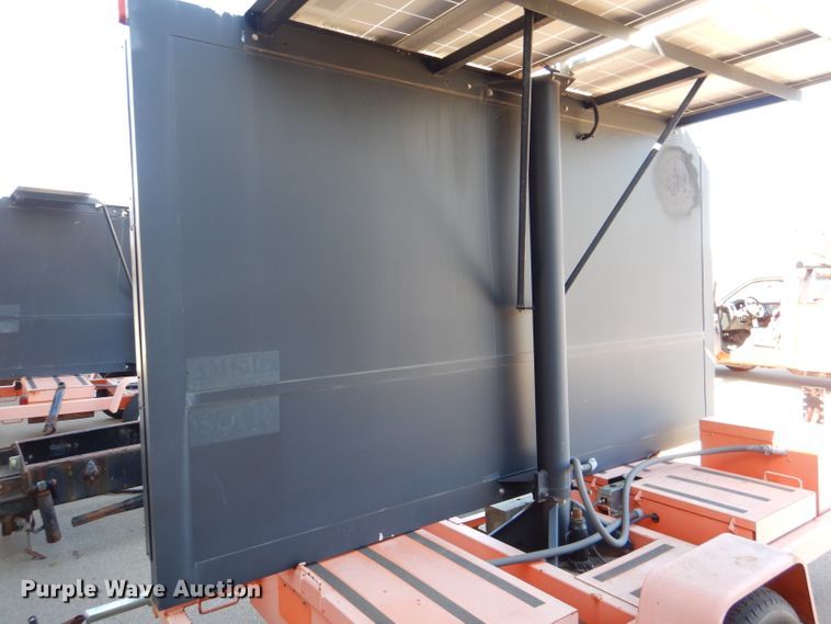 image for item IE9692 2005 American Signal CMS-T331  message board trailer