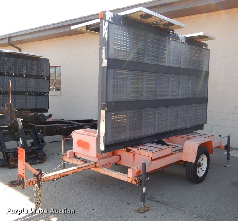 image for item IE9693 2005 American Signal CMS-T331  message board trailer