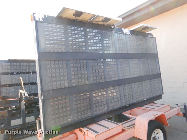 image for item IE9693 2005 American Signal CMS-T331  message board trailer