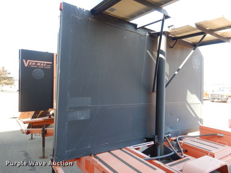 image for item IE9693 2005 American Signal CMS-T331  message board trailer