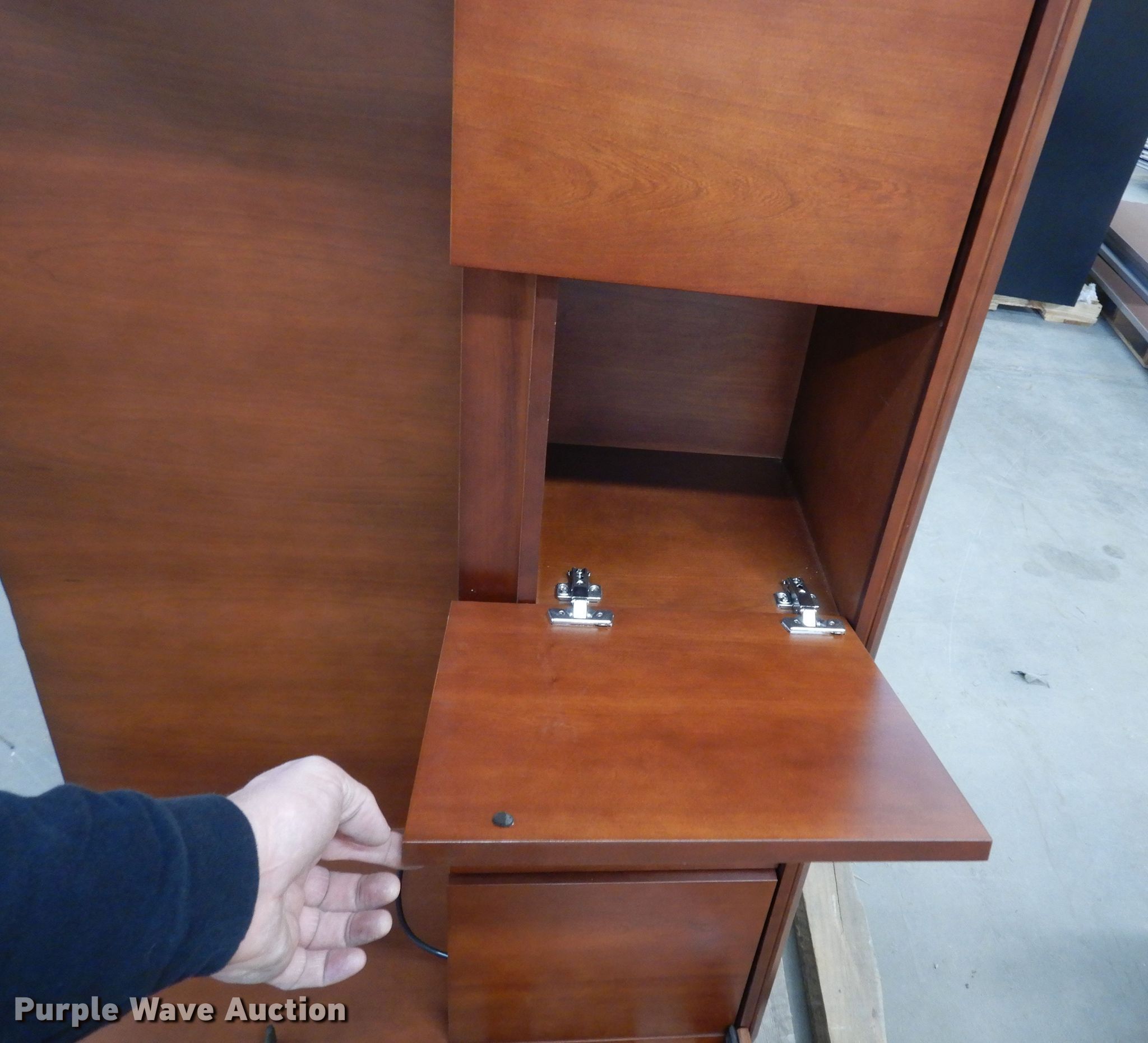 Desk hutch in Topeka, KS Item LK9570 sold Purple Wave