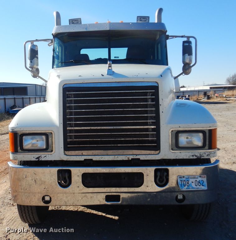 image for item DF0030 2014 Mack CHU613  semi truck
