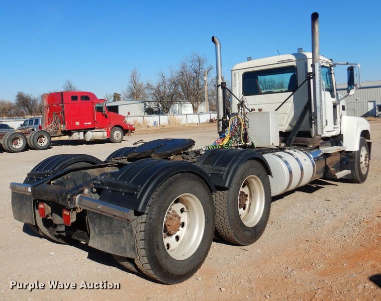 image for item DF0030 2014 Mack CHU613  semi truck