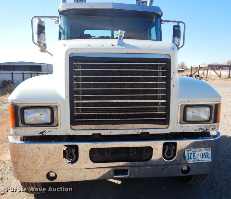 image for item DF0030 2014 Mack CHU613  semi truck
