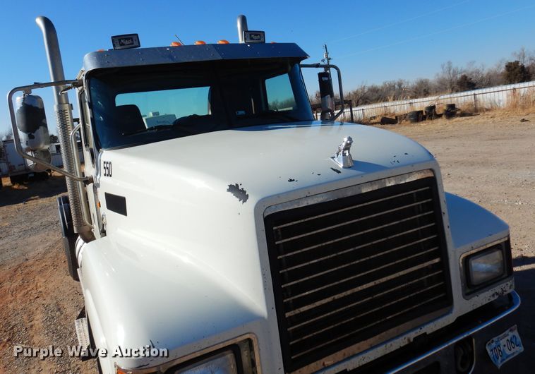 image for item DF0030 2014 Mack CHU613  semi truck