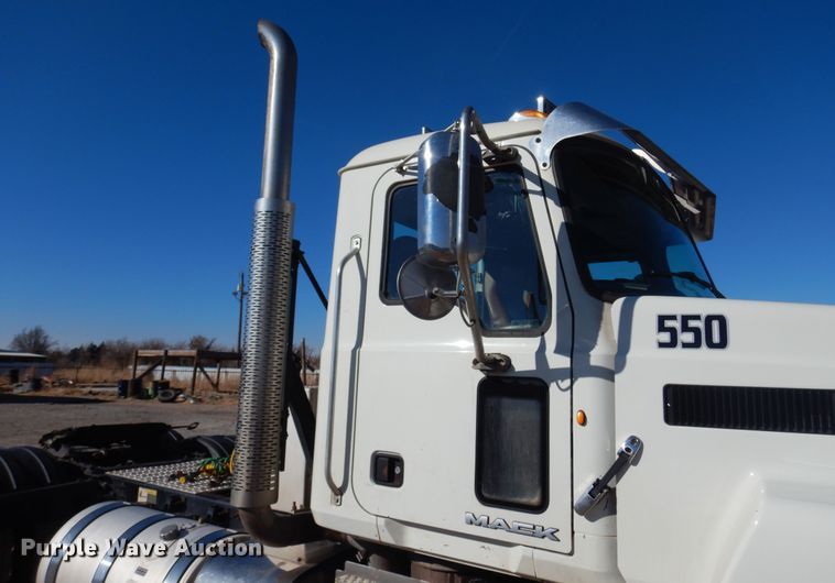 image for item DF0030 2014 Mack CHU613  semi truck