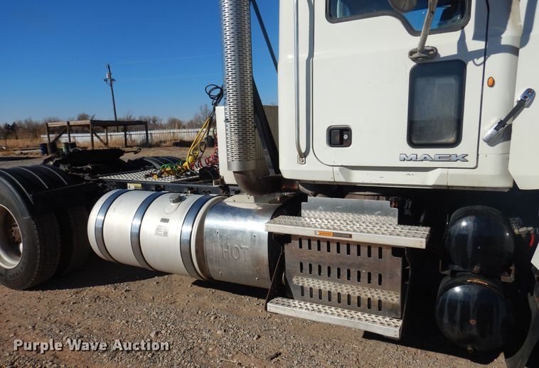 image for item DF0030 2014 Mack CHU613  semi truck