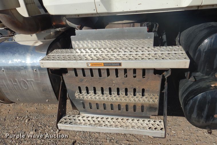 image for item DF0030 2014 Mack CHU613  semi truck