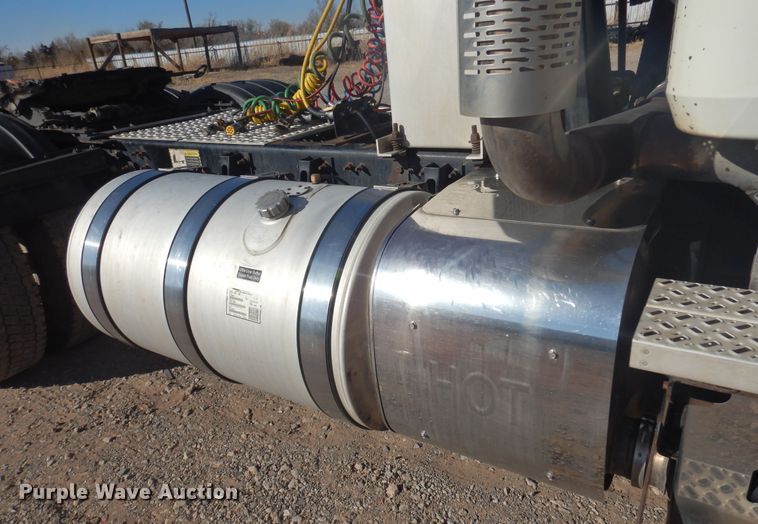 image for item DF0030 2014 Mack CHU613  semi truck