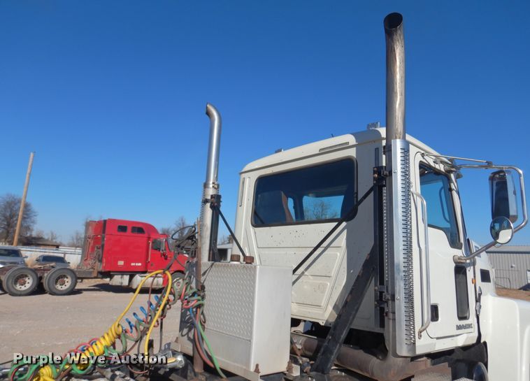 image for item DF0030 2014 Mack CHU613  semi truck