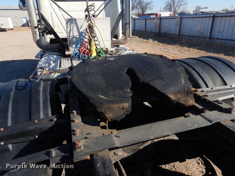 image for item DF0030 2014 Mack CHU613  semi truck