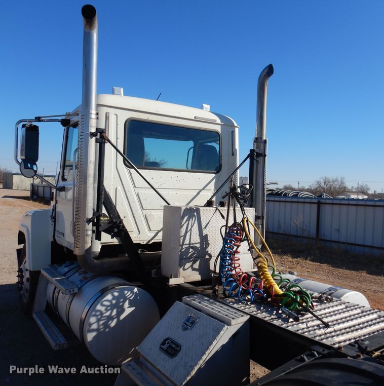 image for item DF0030 2014 Mack CHU613  semi truck