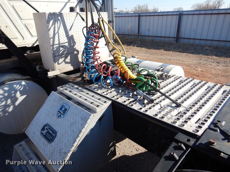 image for item DF0030 2014 Mack CHU613  semi truck