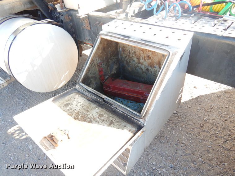 image for item DF0030 2014 Mack CHU613  semi truck