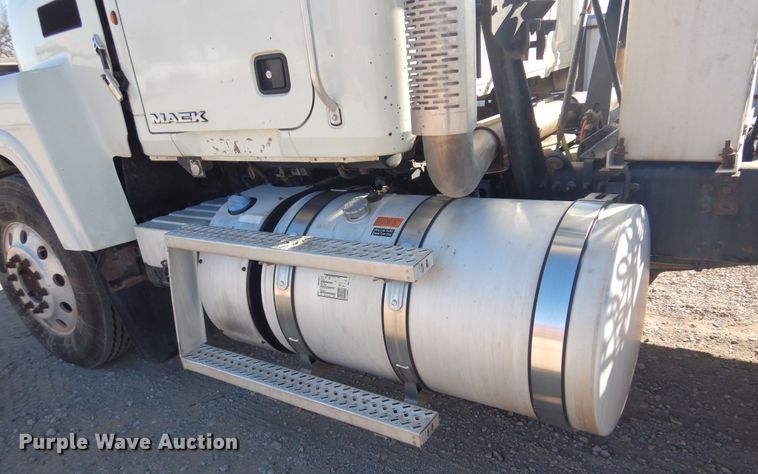 image for item DF0030 2014 Mack CHU613  semi truck