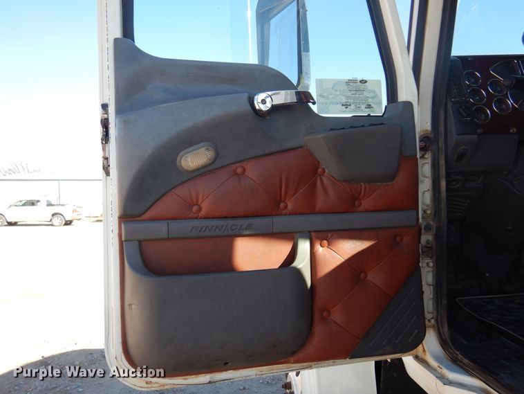 image for item DF0030 2014 Mack CHU613  semi truck