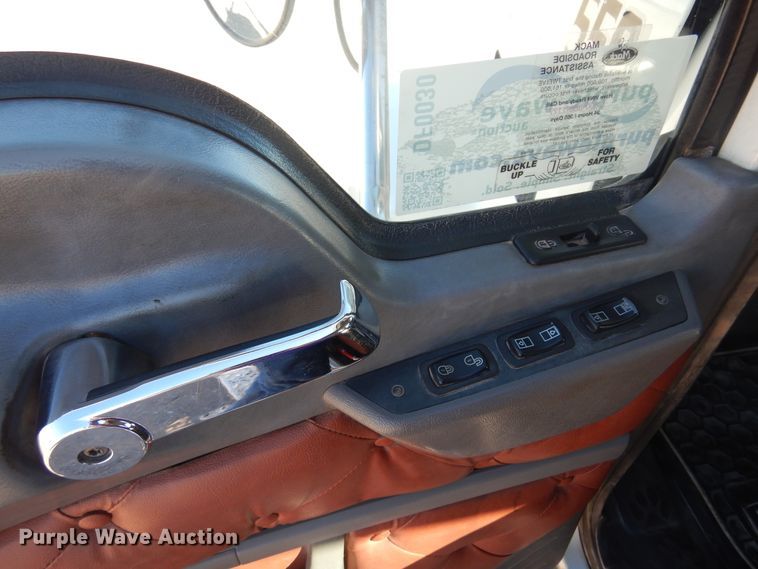 image for item DF0030 2014 Mack CHU613  semi truck