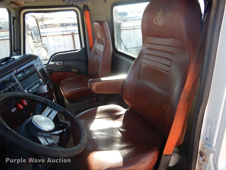 image for item DF0030 2014 Mack CHU613  semi truck