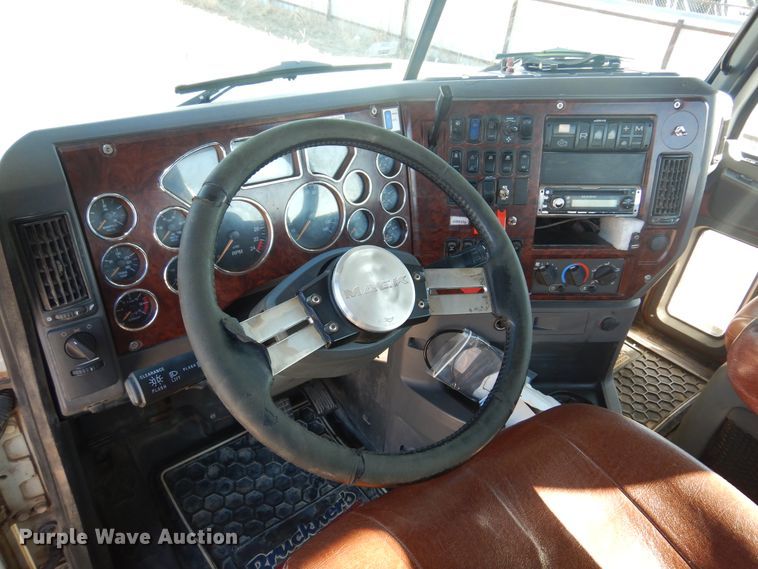 image for item DF0030 2014 Mack CHU613  semi truck