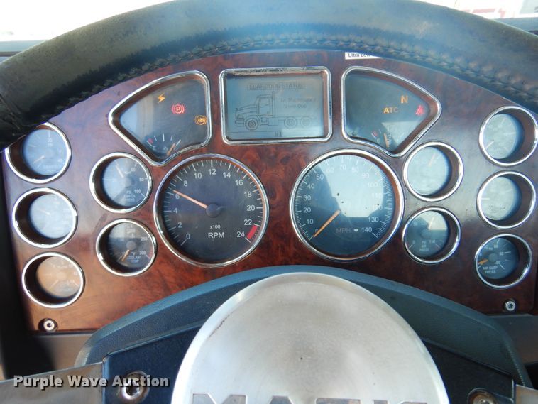 image for item DF0030 2014 Mack CHU613  semi truck