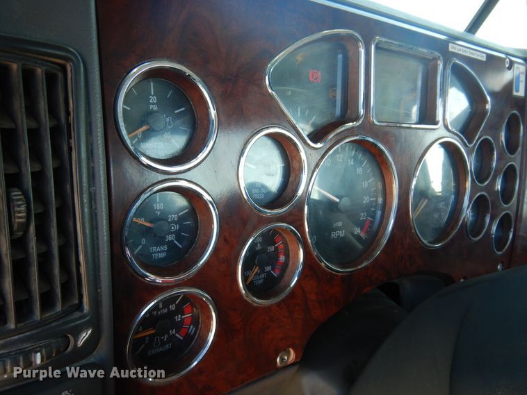 image for item DF0030 2014 Mack CHU613  semi truck