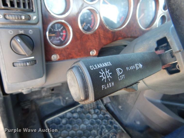 image for item DF0030 2014 Mack CHU613  semi truck