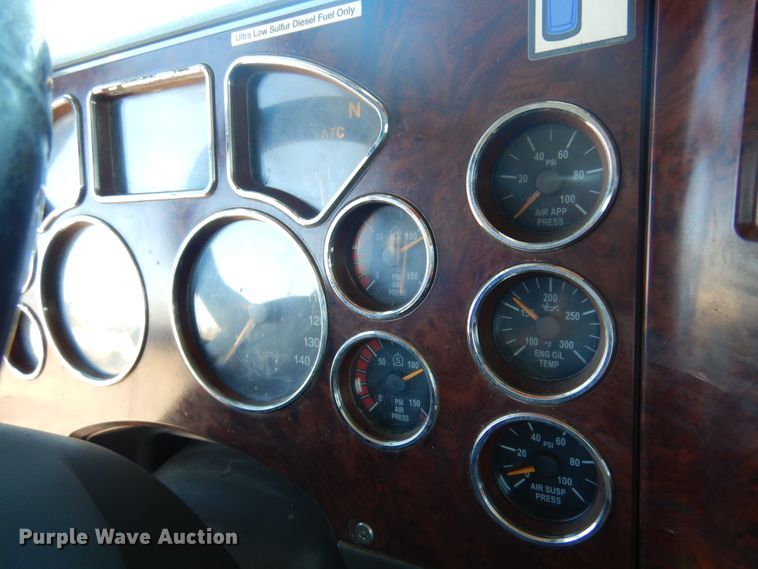 image for item DF0030 2014 Mack CHU613  semi truck