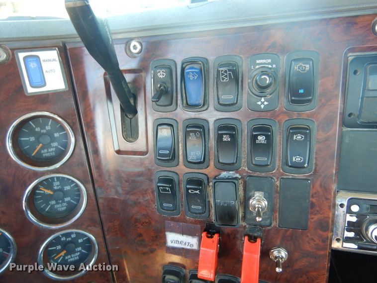 image for item DF0030 2014 Mack CHU613  semi truck