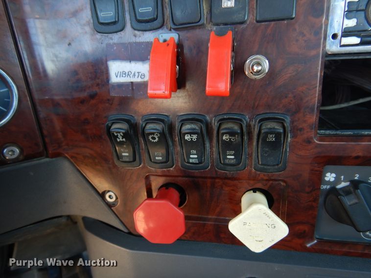 image for item DF0030 2014 Mack CHU613  semi truck