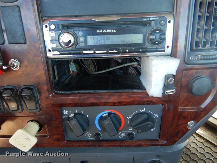 image for item DF0030 2014 Mack CHU613  semi truck