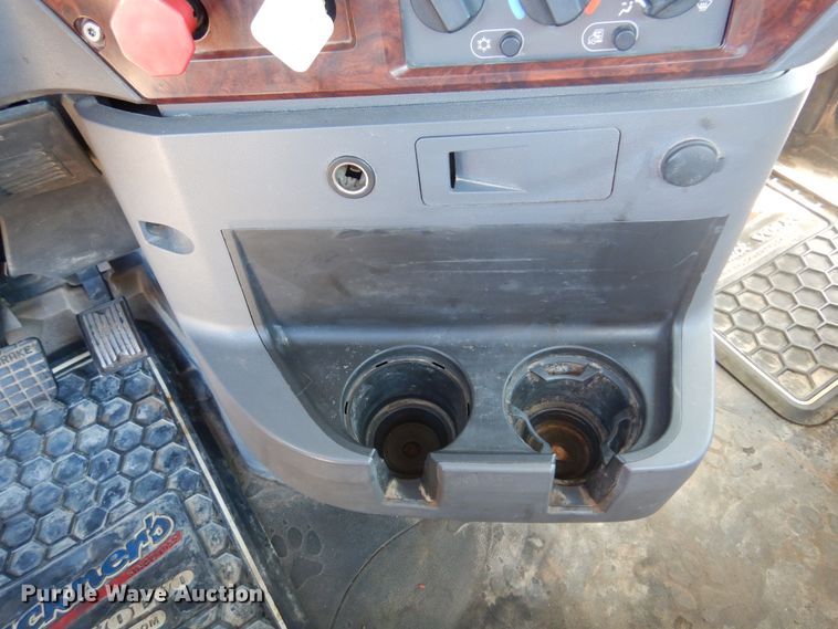 image for item DF0030 2014 Mack CHU613  semi truck