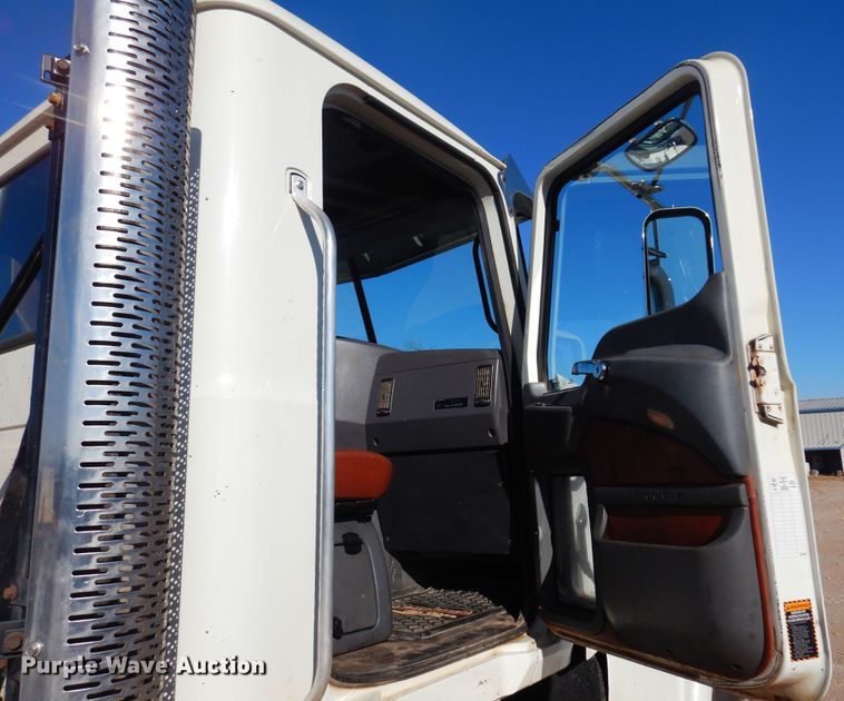 image for item DF0030 2014 Mack CHU613  semi truck