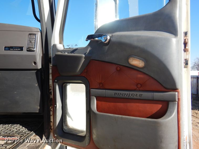 image for item DF0030 2014 Mack CHU613  semi truck