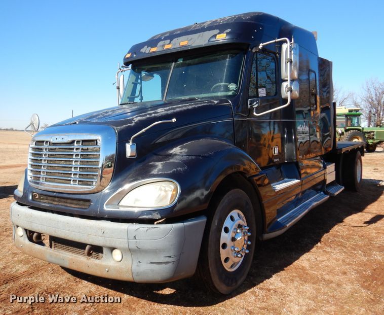 image for item DF0103 2005 Freightliner Columbia 120  semi truck