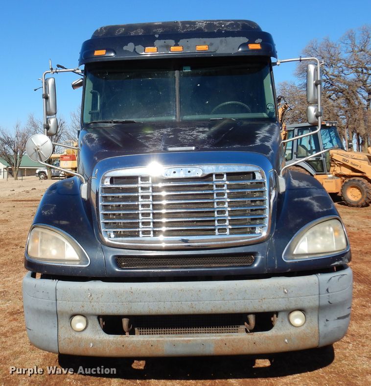 image for item DF0103 2005 Freightliner Columbia 120  semi truck