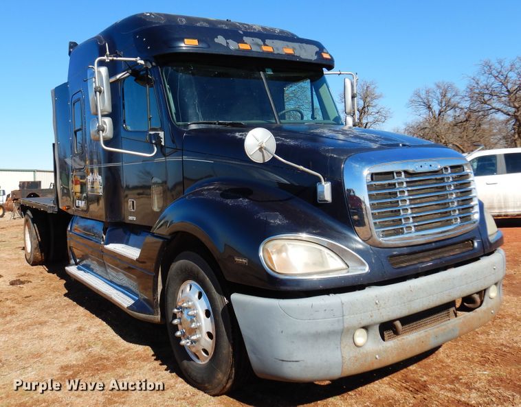 image for item DF0103 2005 Freightliner Columbia 120  semi truck