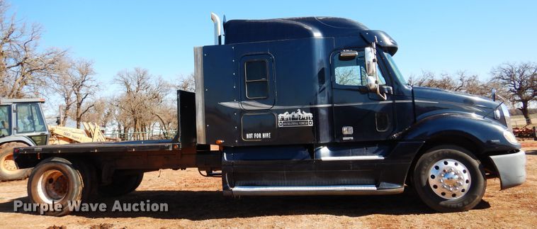 image for item DF0103 2005 Freightliner Columbia 120  semi truck