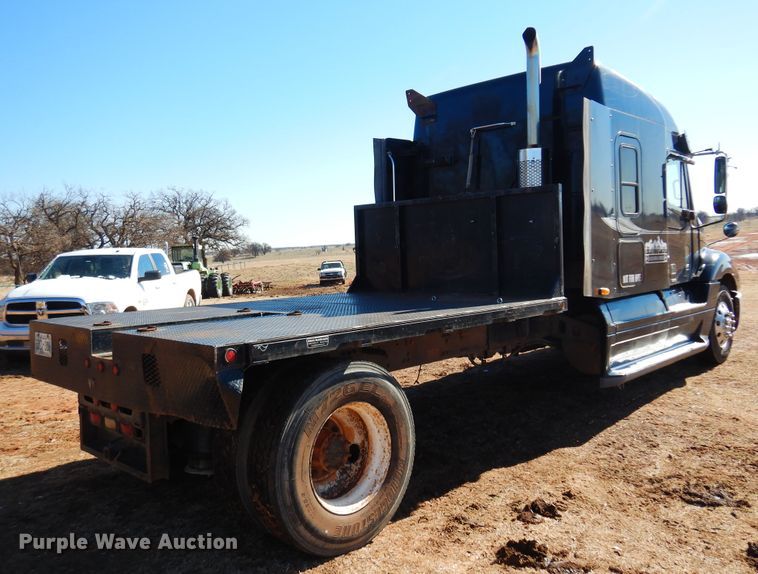 image for item DF0103 2005 Freightliner Columbia 120  semi truck