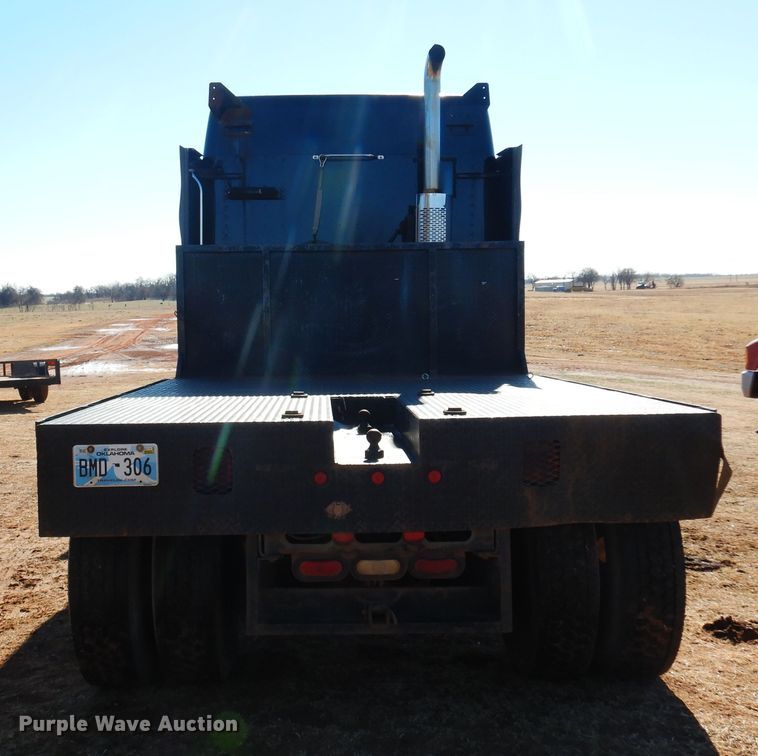 image for item DF0103 2005 Freightliner Columbia 120  semi truck