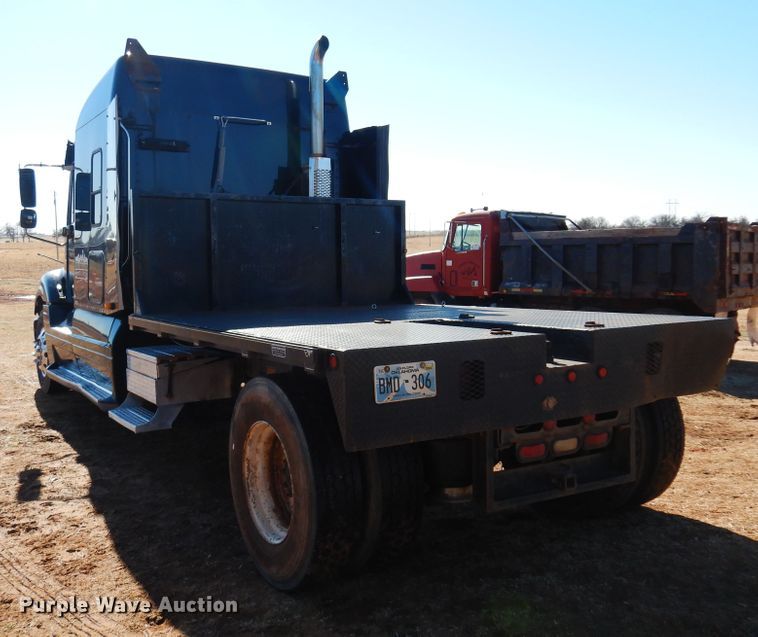 image for item DF0103 2005 Freightliner Columbia 120  semi truck