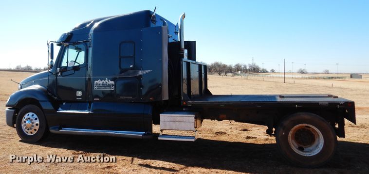 image for item DF0103 2005 Freightliner Columbia 120  semi truck